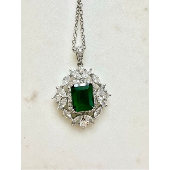 Emerald green sparkly elongated radiant cut cubic zirconia pendant necklace - Picture 2 of 2